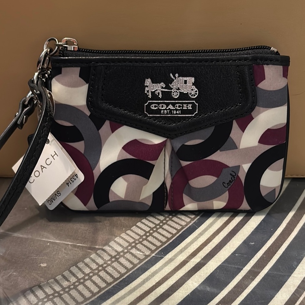 Coach Madison wristlet NWT RETAILS $110